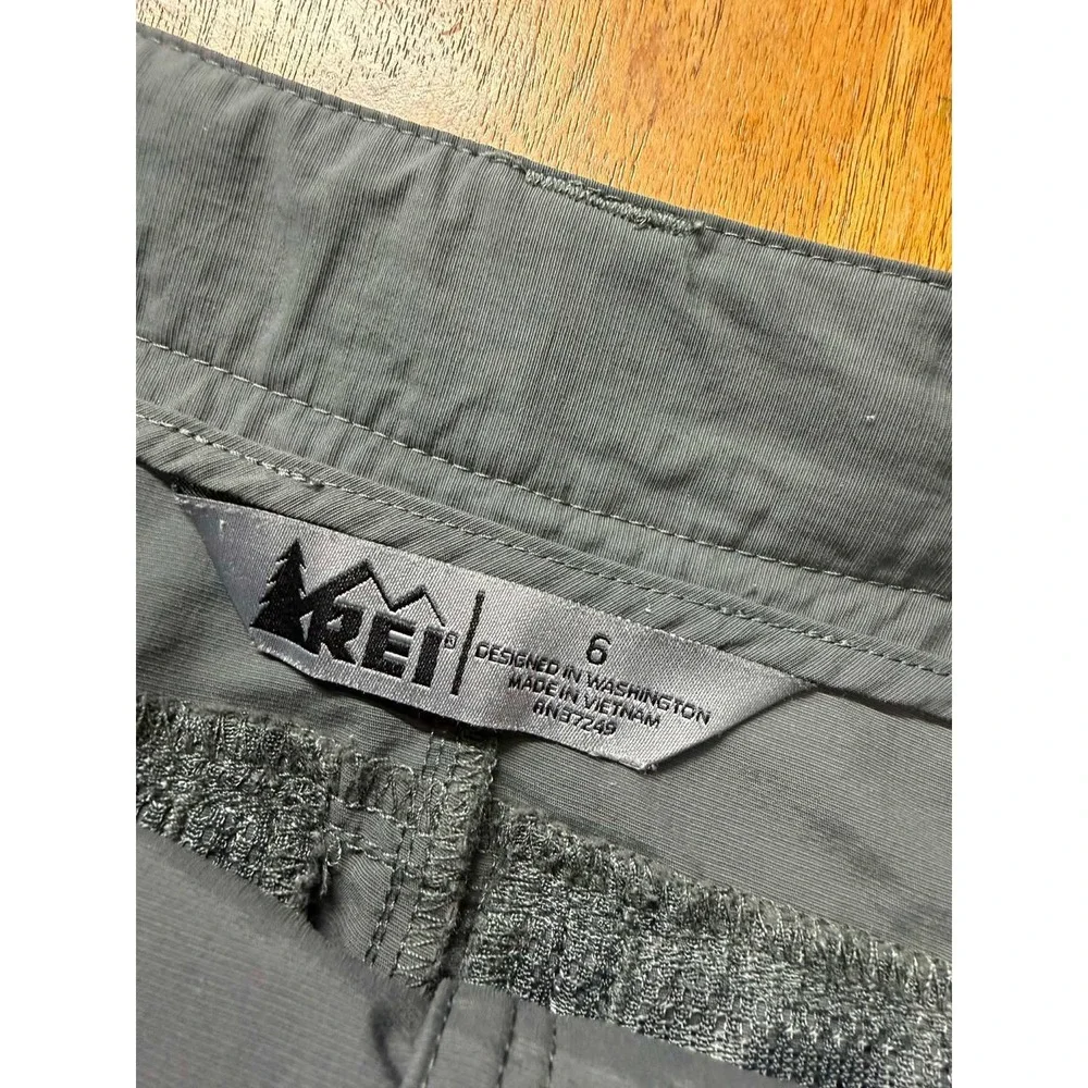 REI Co-op Women's Size 6 Cargo Shorts Grey Nylon Hiking Outdoor (Tag‎ 6) RN37249